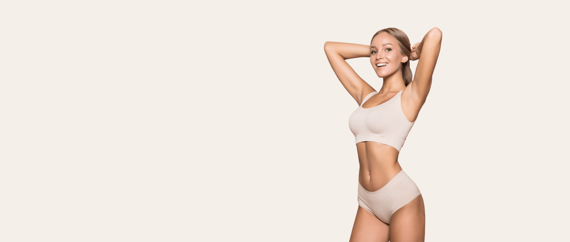 Frau mit natürlich geformter Silhouette nach Mommy Makeover – Ästhetisch-Plastische Chirurgie nahe Stuttgart