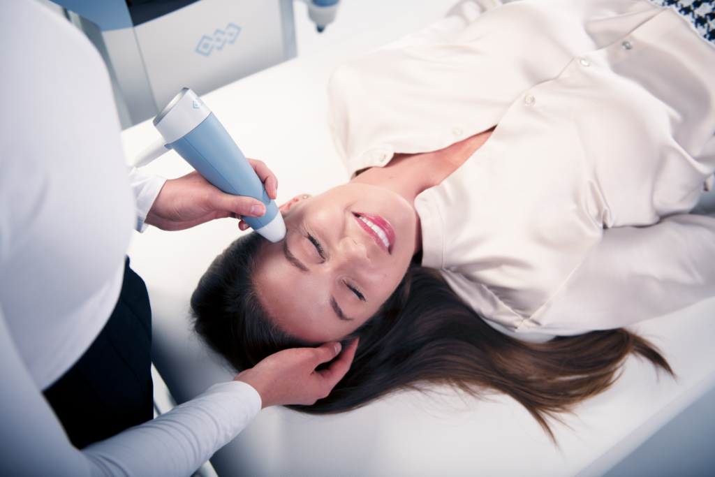 RF-Microneedling im Gesicht: Behandlung mit dem EXION-Handst&uuml;ck